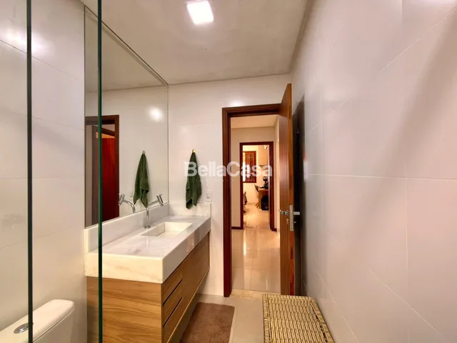 Imagem 8: Casa à venda composta de 4 quartos, sendo 1 suíte e 3 vagas de garagem, com piscina e
