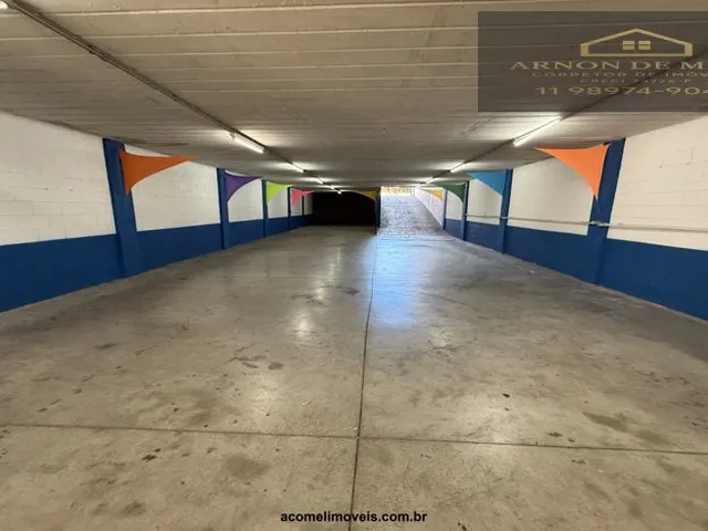 Imagem: O depósito possui 4 Banheiros, 240m² de Área, 550m² de