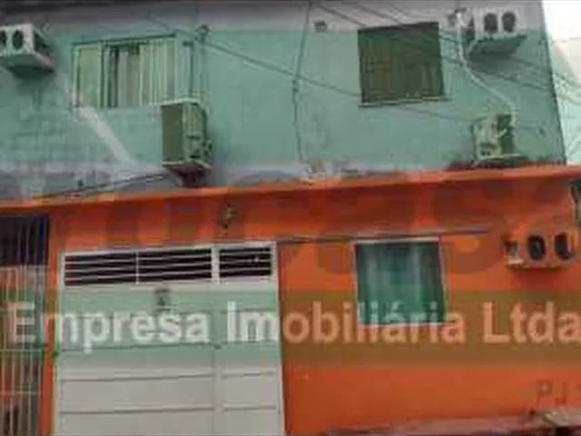 Imagem: A casa possui 2 Dormitórios, 1 Banheiro, 2 Vagas na