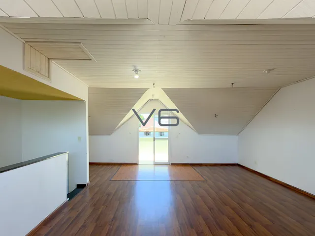 Imagem 2: Casa Alto Padrão com 147m² privativos, 3 quartos sendo 1 suíte, 4 vagas de garagem, em