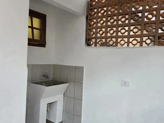 Imagem 2: Sobrado para Aluguel Possui 140 M2 com 3 Quartos em Capão Raso - Curitiba - Pr