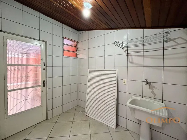Imagem 5: Casa com 3 Dormitórios para Alugar por R$ 2.873,21/Mês - Hauer - Curitiba/Pr