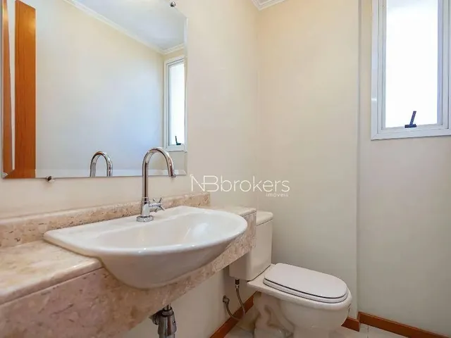 Imagem 8: Apartamento Amplo e Sofisticado À Venda no Coração da Cidade