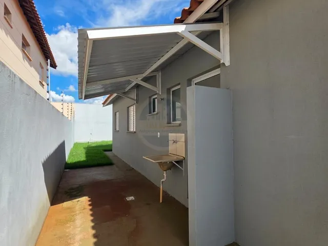 Imagem: A casa possui 2 Dormitórios, 1 Banheiro, 2 Vagas na