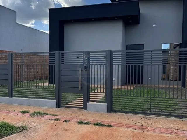 Imagem: A casa possui 2 Dormitórios, 1 Suíte, 2 Banheiros, 2