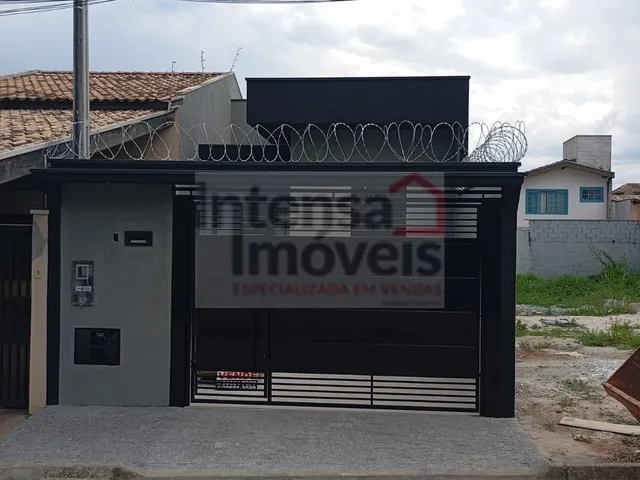 Imagem: A casa possui 3 Dormitórios, 1 Suíte, 2 Banheiros, 2