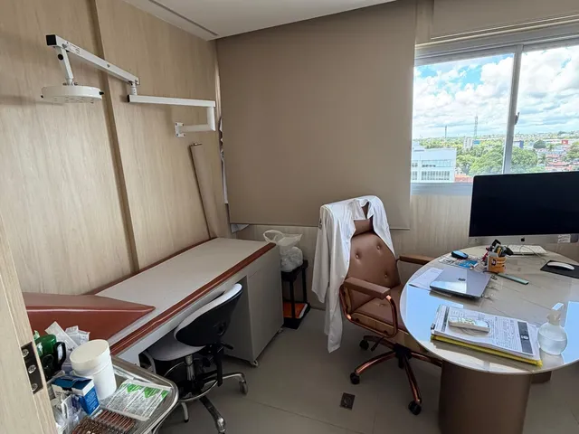 Imagem 2: Sala Comercial Mobiliada e com Planejados, Disponível para Venda, no Harmony Farol