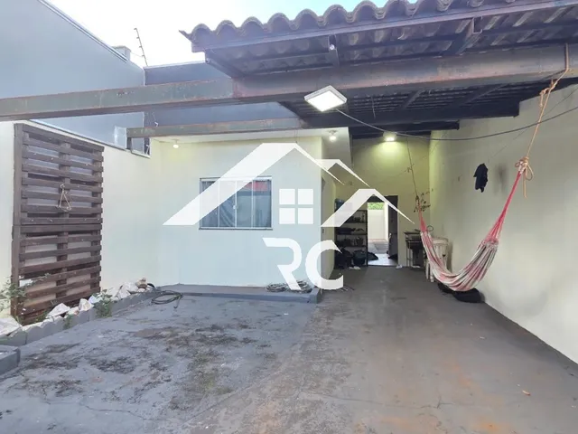 Imagem: A casa possui 3 Dormitórios, 1 Suíte e está localizado