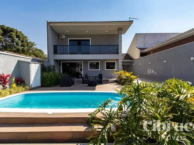 Imagem: A casa possui 4 Dormitórios, 1 Suíte, 2 Banheiros, 5