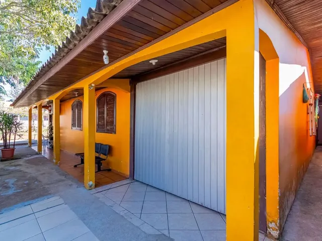 Imagem: Casa de Esquina com Muito Espaço de Terreno!