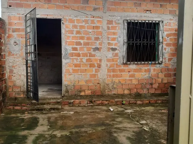 Imagem: A casa possui 3 Dormitórios, 1 Banheiro, 1 Vaga na garagem