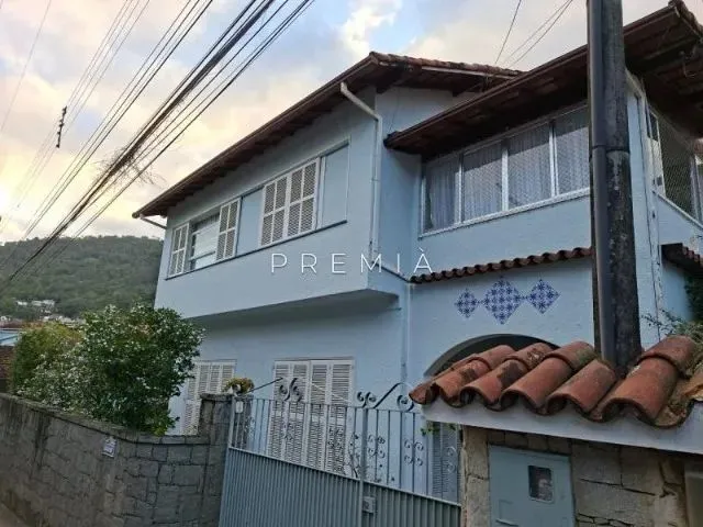Imagem: A casa possui 5 Dormitórios, 5 Banheiros, 4 Vagas na