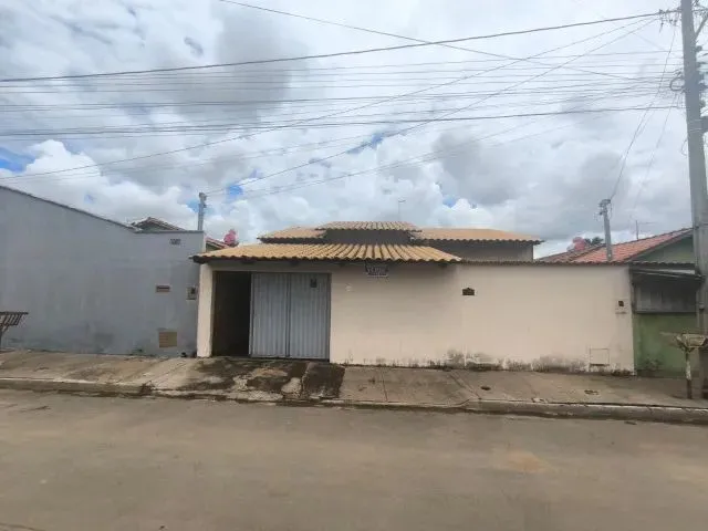 Imagem: A casa possui 2 Dormitórios, 1 Banheiro, 1 Vaga na garagem