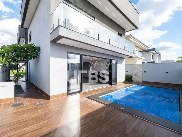 Imagem: A casa em condomínio possui 4 Dormitórios, 4 Suítes, 5