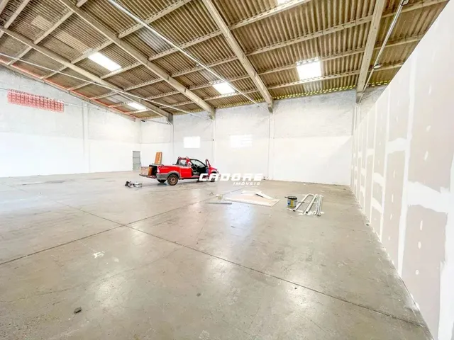 Imagem: O depósito possui 1 Vaga na garagem, 440m² de Área e