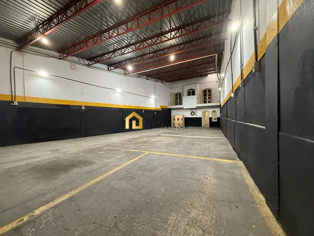 Imagem: A loja possui 2 Banheiros, 10 Vagas na garagem, 227m² de