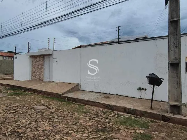 Imagem: A casa possui 3 Dormitórios, 1 Suíte, 2 Banheiros, 6 Vagas