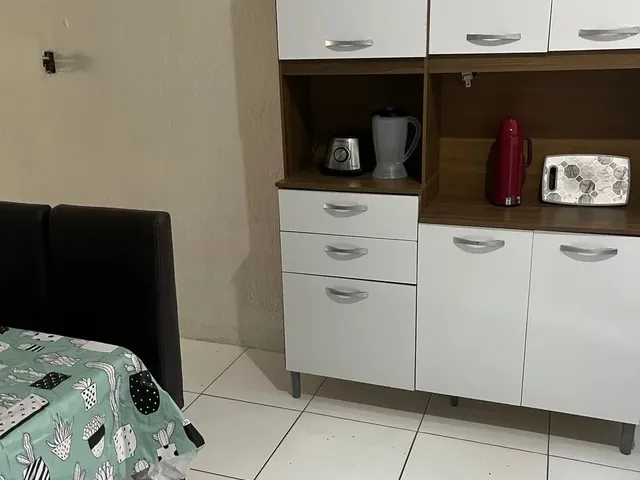 Imagem: A casa possui 1 Dormitório, 1 Banheiro, 1 Vaga na garagem,