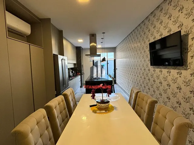 Imagem: A casa em condomínio possui 3 Dormitórios, 3 Suítes, 4