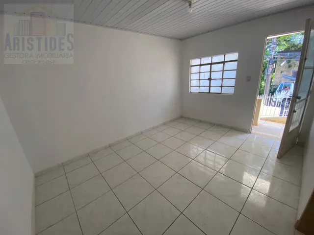 Imagem: A casa possui 3 Dormitórios, 2 Banheiros, 1 Vaga na