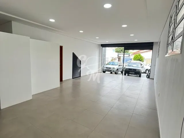 Imagem: A loja possui 2 Banheiros, 2 Vagas na garagem, 60m² de