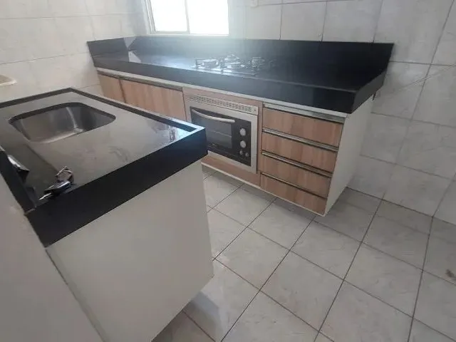 Imagem: O apartamento possui 2 Dormitórios, 1 Banheiro, 1 Vaga na garagem
