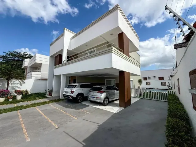 Imagem: A casa possui 3 Dormitórios, 3 Suítes, 5 Banheiros, 4 Vagas