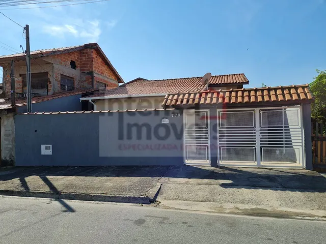 Imagem: A casa possui 3 Dormitórios, 1 Suíte, 2 Banheiros, 2