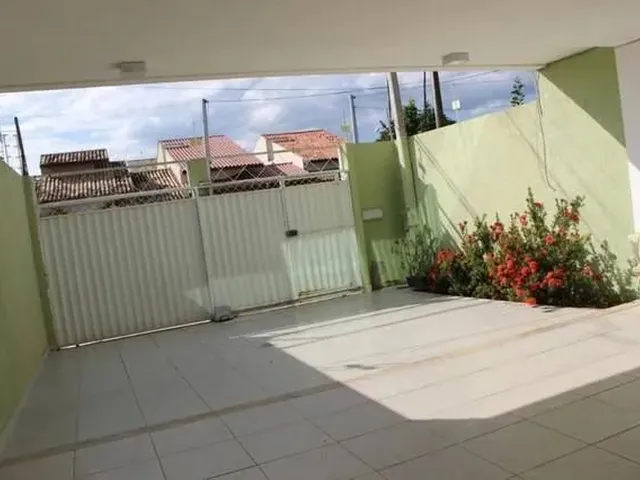 Imagem: A casa possui 3 Dormitórios, 2 Banheiros e está
