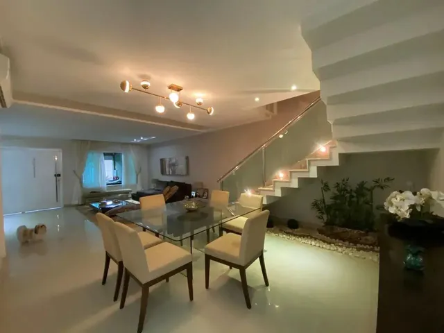 Imagem: A casa em condomínio possui 3 Dormitórios, 3 Suítes, 3
