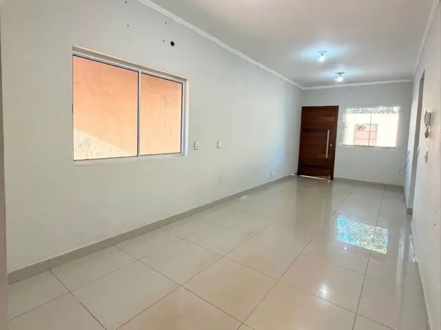 Imagem: A casa possui 2 Dormitórios, 2 Banheiros, 2 Vagas na