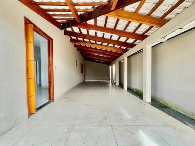 Imagem: A casa possui 3 Dormitórios, 2 Banheiros, 2 Vagas na