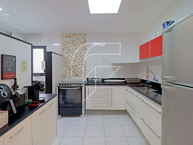 Imagem 16: Duplex para Venda Possui 200 Metros Quadrados com 4 Quartos em Centro - Guarapari - Es