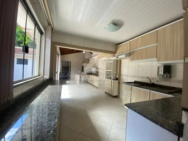 Imagem 8: Ampla Casa de 4 Dormitórios com Churrasqueira e Quintal!