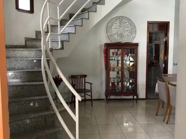Imagem: A casa possui 4 Dormitórios, 4 Banheiros, 4 Vagas na