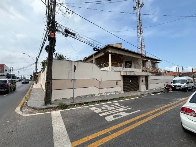 Imagem: A casa possui 4 Dormitórios, 4 Banheiros, 3 Vagas na