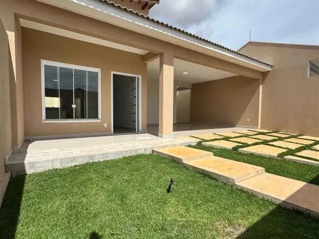 Imagem: A casa possui 3 Dormitórios, 2 Banheiros, 2 Vagas na
