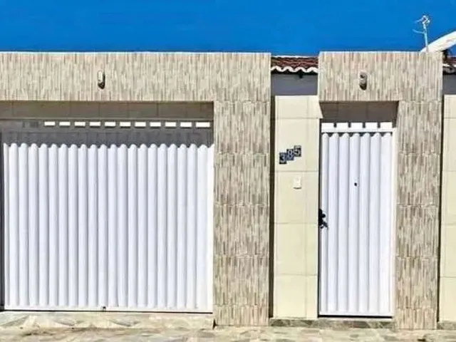 Imagem: A casa possui 3 Dormitórios, 3 Banheiros, 2 Vagas na