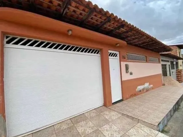 Imagem: A casa possui 3 Dormitórios, 2 Banheiros, 1 Vaga na