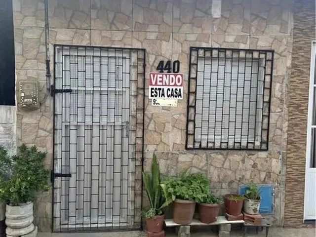 Imagem: A casa possui 2 Dormitórios, 1 Banheiro, 2 Vagas na