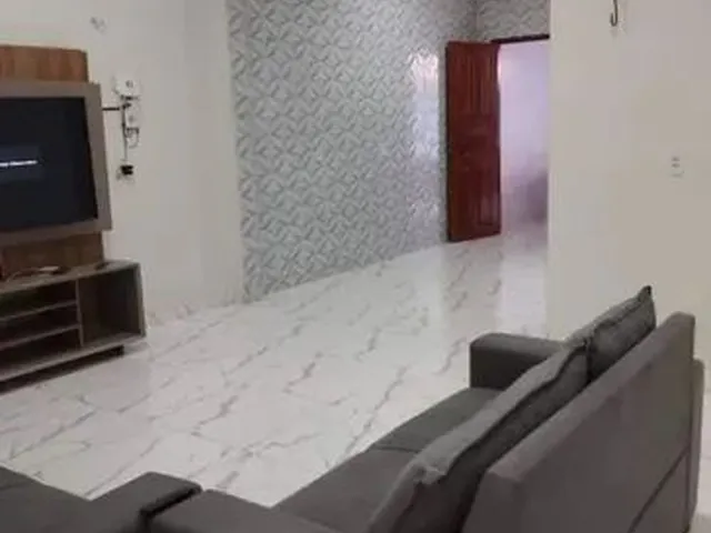 Imagem: A casa possui 3 Dormitórios, 2 Banheiros, 2 Vagas na