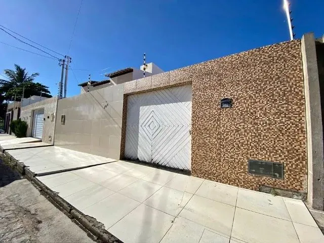 Imagem: A casa possui 3 Dormitórios, 2 Banheiros, 3 Vagas na