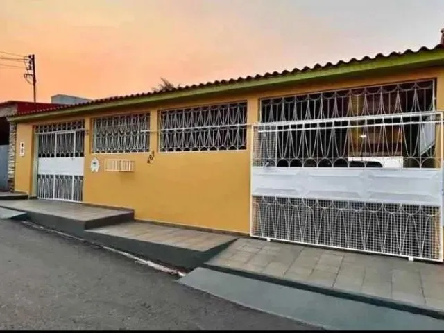 Imagem: A casa possui 3 Dormitórios, 2 Banheiros e está