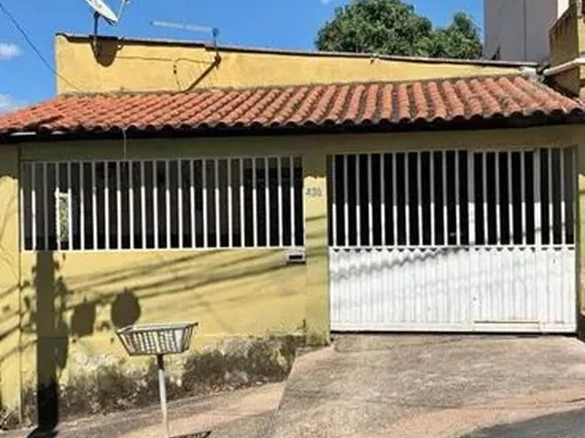 Imagem: A casa possui 2 Dormitórios, 1 Banheiro, 2 Vagas na