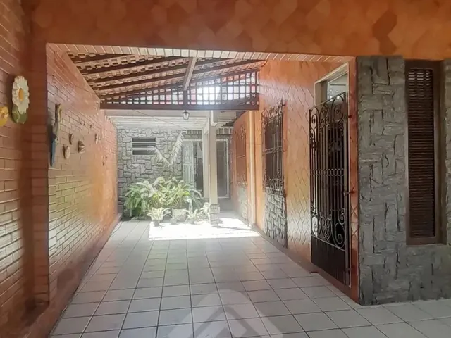 Imagem: A casa possui 4 Dormitórios, 3 Banheiros, 300m² de Área