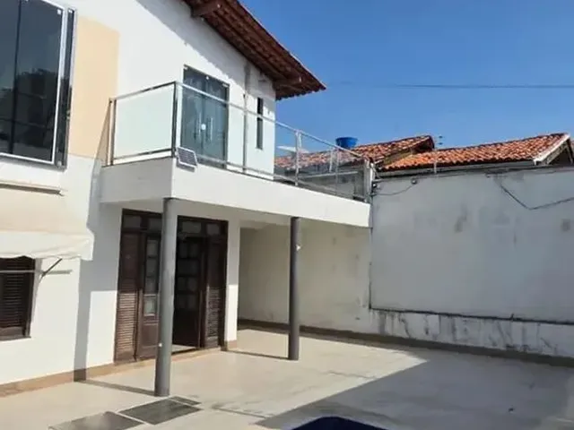 Imagem: A casa possui 4 Dormitórios, 1 Suíte, 5 Banheiros, 5