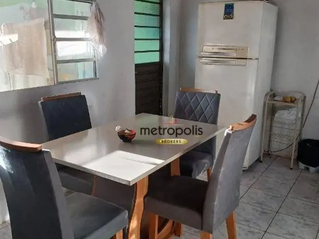 Imagem: A casa possui 3 Dormitórios, 1 Banheiro, 5 Vagas na