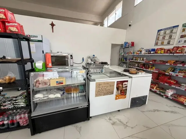 Imagem: Padaria Completa em Avenida Movimentada
