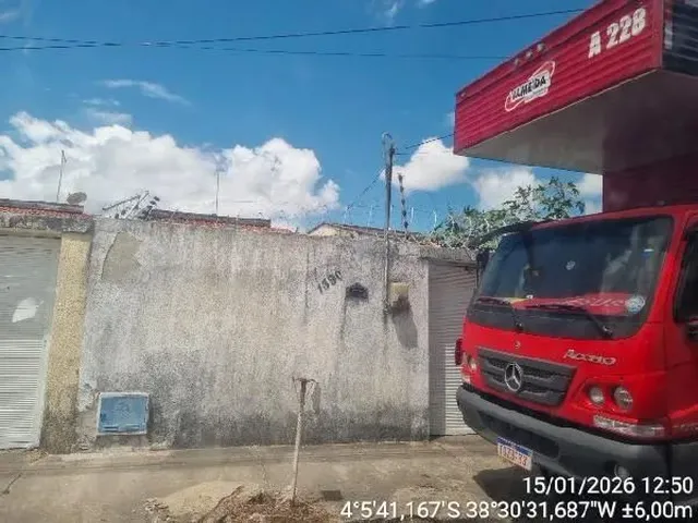 Imagem: A casa possui 1 Dormitório, 1 Banheiro, 1 Vaga na garagem,