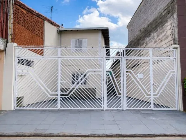 Imagem: A casa possui 3 Dormitórios, 2 Banheiros, 4 Vagas na
